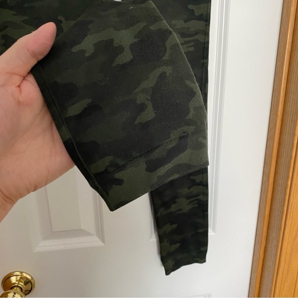Spanx Look At Me Now Seamless Legging in Green Camo Size Medium - Picture 5 of 8